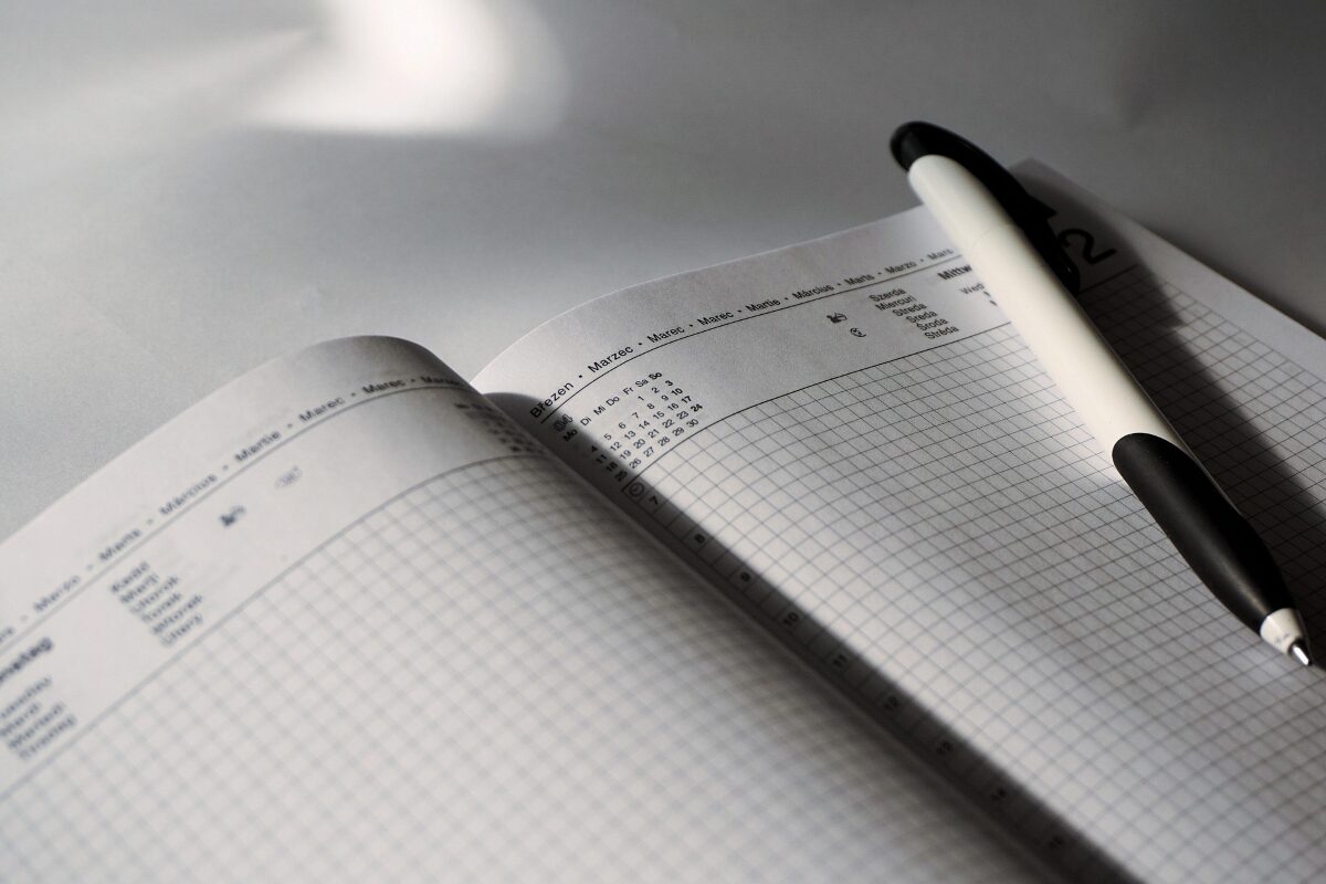 ノートとペンの画像