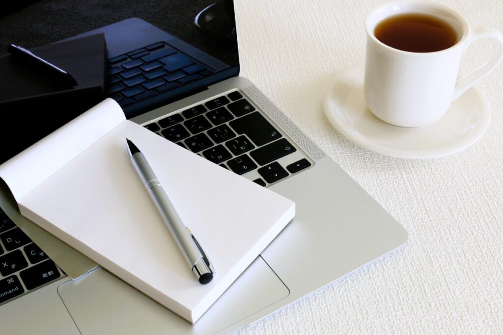 パソコンとメモの画像