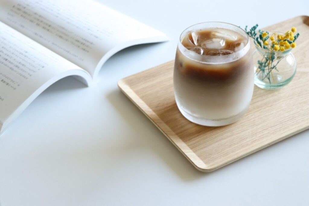 朝読書をする女性