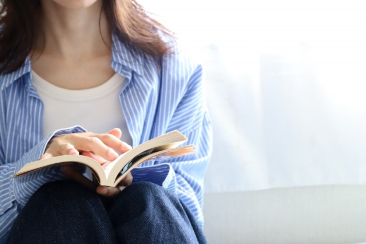 本とコーヒーの画像