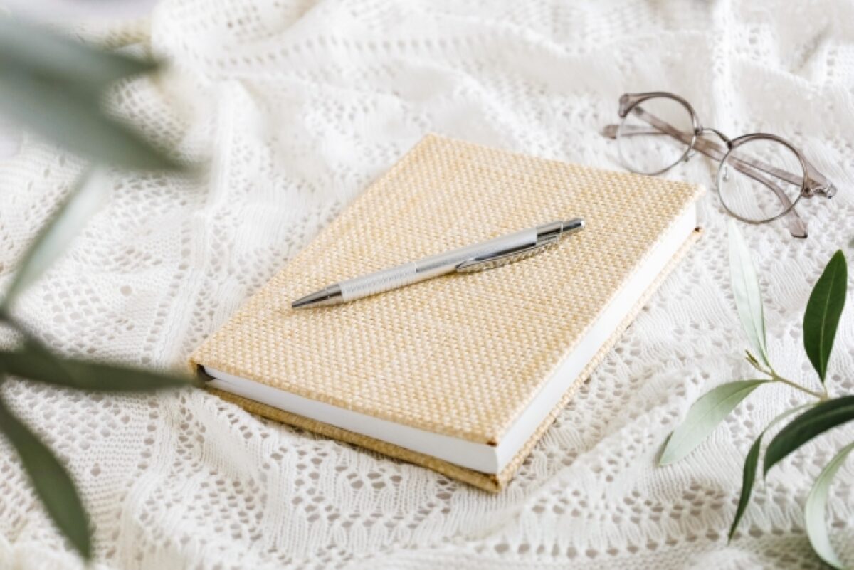 本とペンの画像